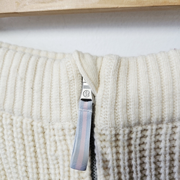 Lululemon Falling Freely Neck Warmer 100% Merino Wool Scarf Zip EUC - Picture 4 of 5